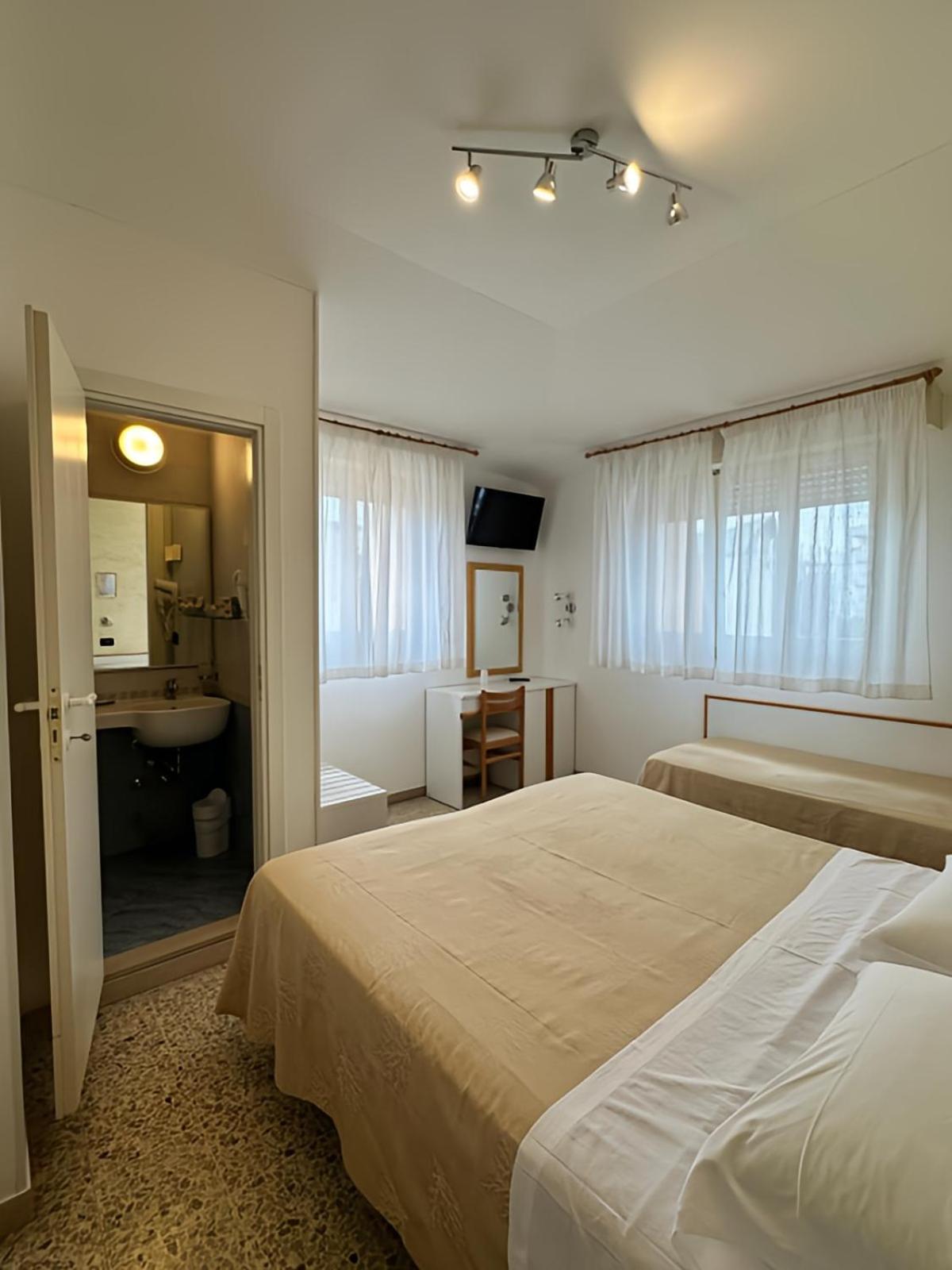 Hotel Piccinelli リミニ エクステリア 写真
