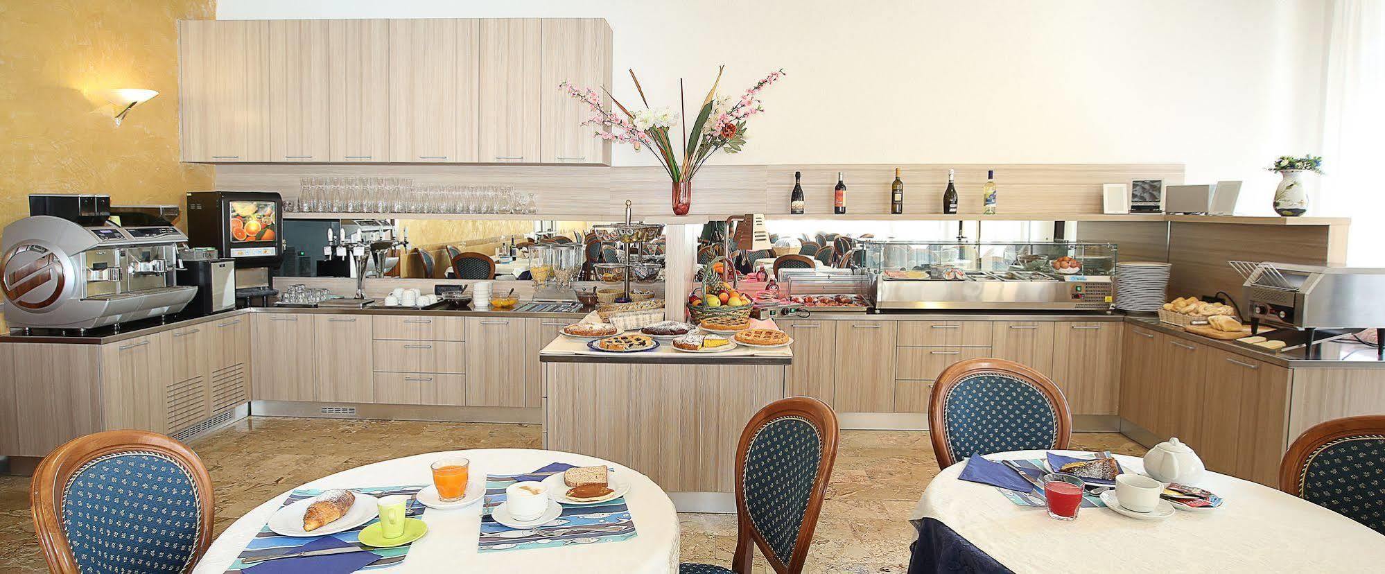 Hotel Piccinelli リミニ エクステリア 写真